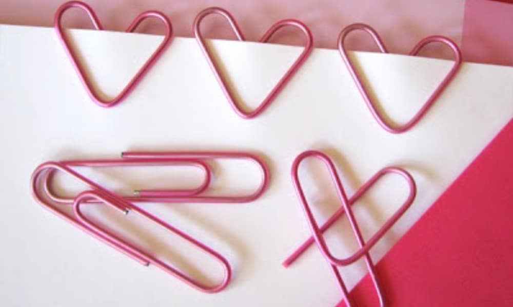 Heart-shaped paper clip bookmark 1