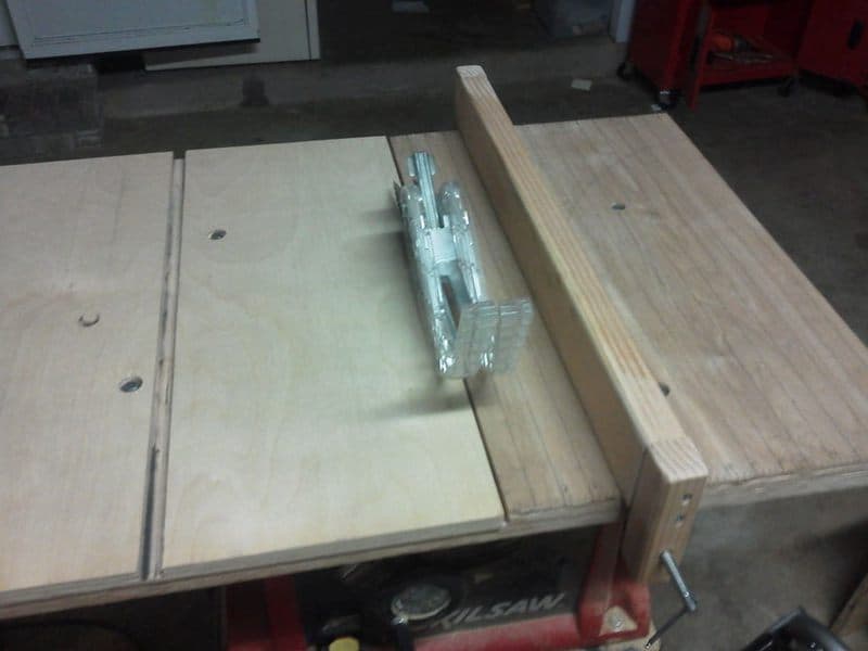 Easy-To-Make-DIY-Table-Saw-Fence