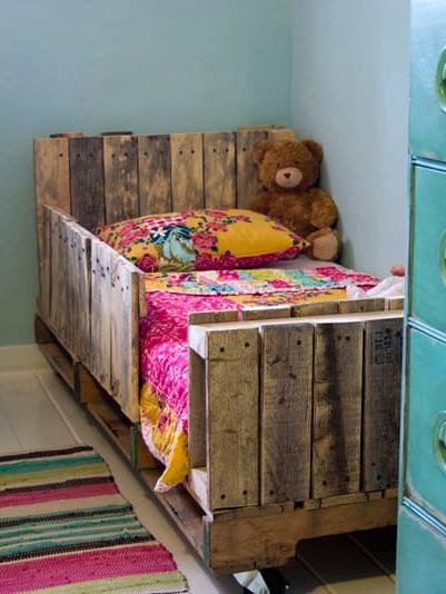 15 Ways To Craft Diy Pallet Beds, Twin Bed Made Out Of Pallets