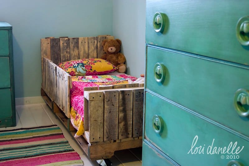 DIY Toddler Pallet Bed
