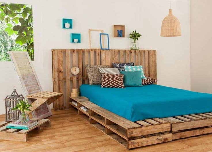 15 Ways To Craft Diy Pallet Beds, What Size Pallets Do I Need For A Queen Bed