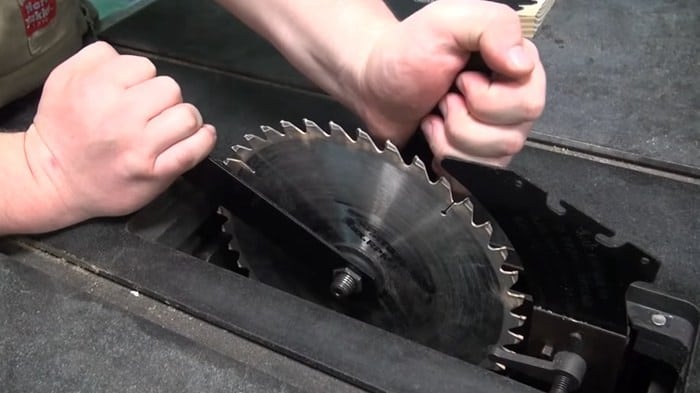 How to Change a Table Saw Blade04-2