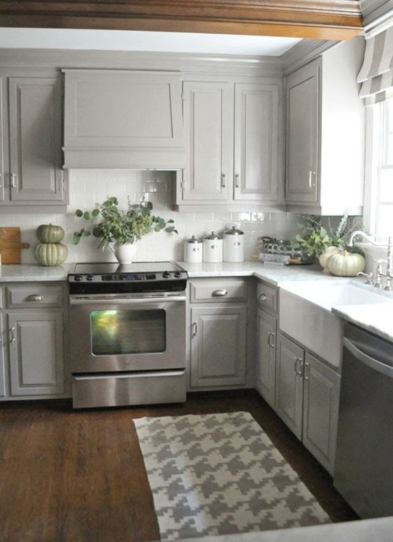 17. Well Arranged Kitchen Countertop With Green