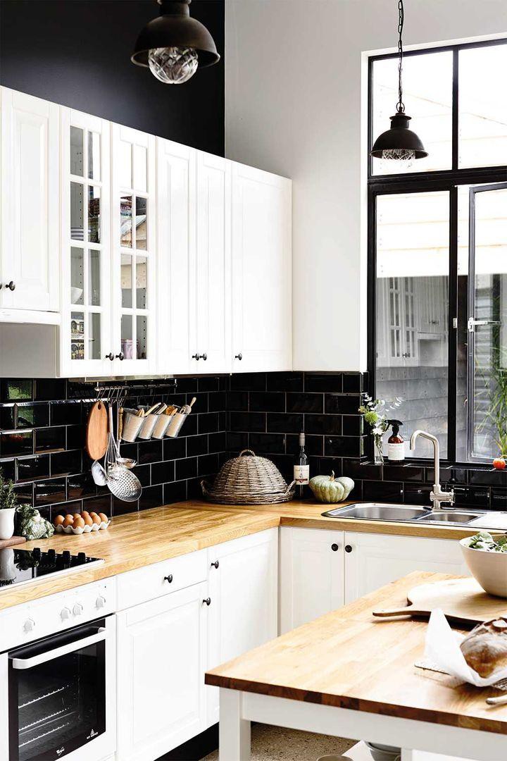 15. Glossy Kitchen Backsplash