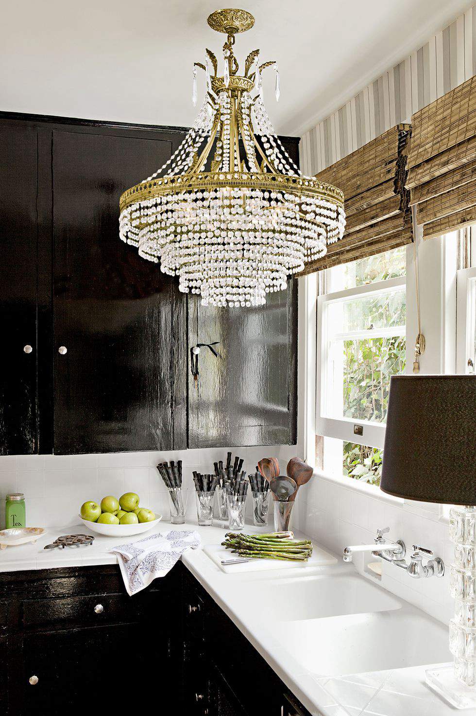 19. Black And White Kitchen Decor With Chandelier