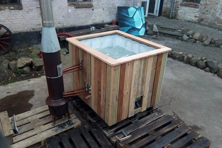 19. Hot Tub Pallet Tank DIY