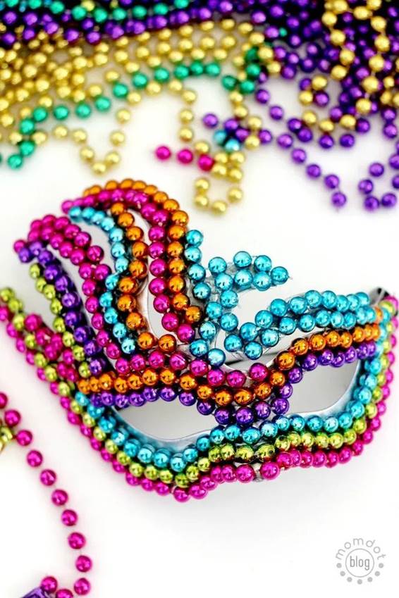 1-DIY-Mardi-Gras-Mask-With-Beads