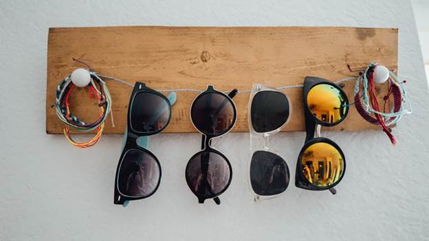 10-DIY-Sunglasses-Organizer-With-Wood