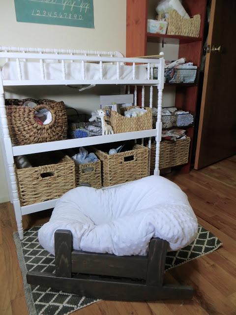 15-DIY-Pillow-Bassinet-Lounger