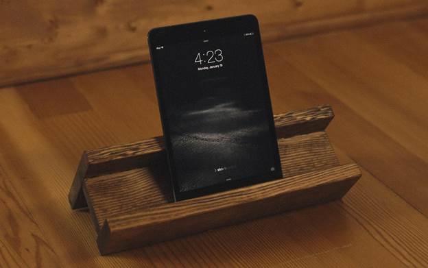 3-Wooden-Tablet-Stand-DIY