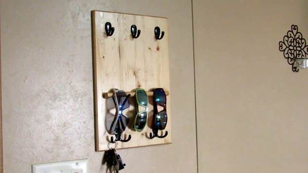 4-Sunglass-Rack-From-A-Piece-Of-2X4