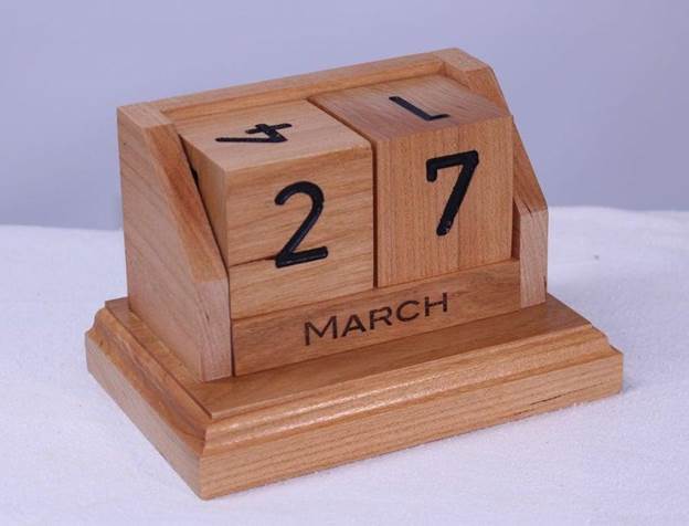 21-DIY-Calendar-With-Wood