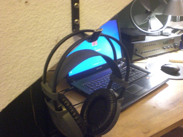 1. Easy To Build DIY Headphone Holder