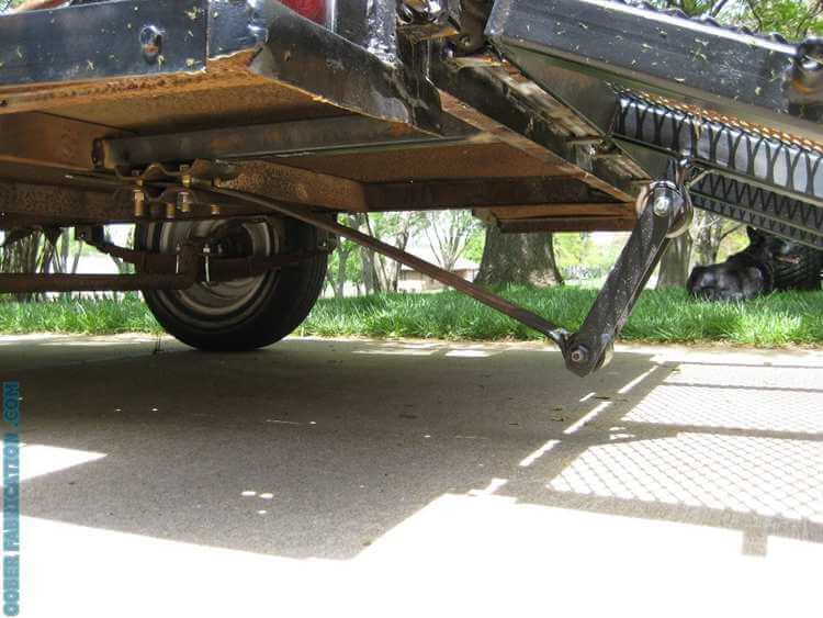 17. Trailer with a self-lifting tailgate