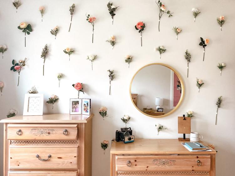 2. DIY Flower Wall Décor