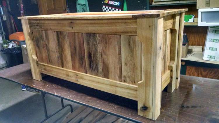 16. Pallet Wood Toy Box DIY