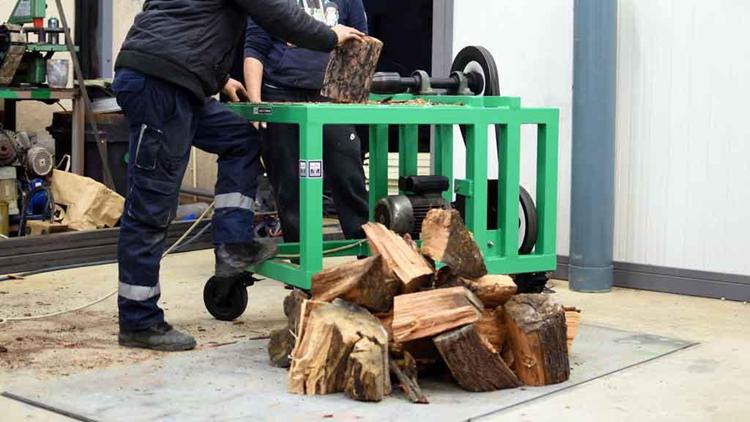 13. DIY Screw Log Splitter