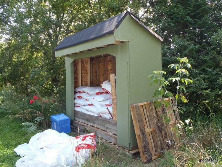 18. Wood Pallet Storage Shed