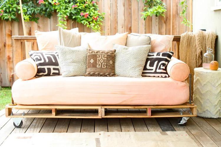 3. DIY Pallet Daybed