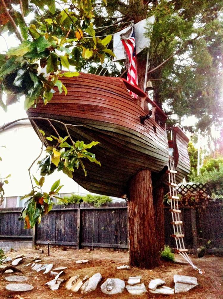 20. DIY Pirate Ship Treehouse