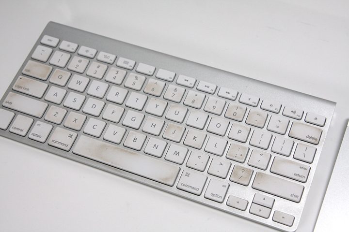 how-to-clean-white-mac-keyboard