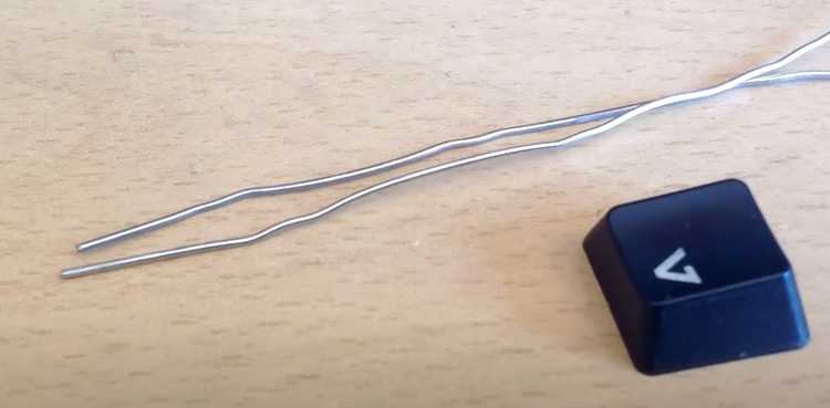 Use A D.I.Y. Paper Clip Keycap Puller02