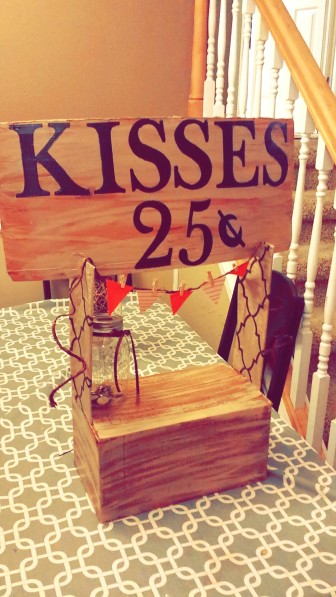 18. Cute Kissing Booth