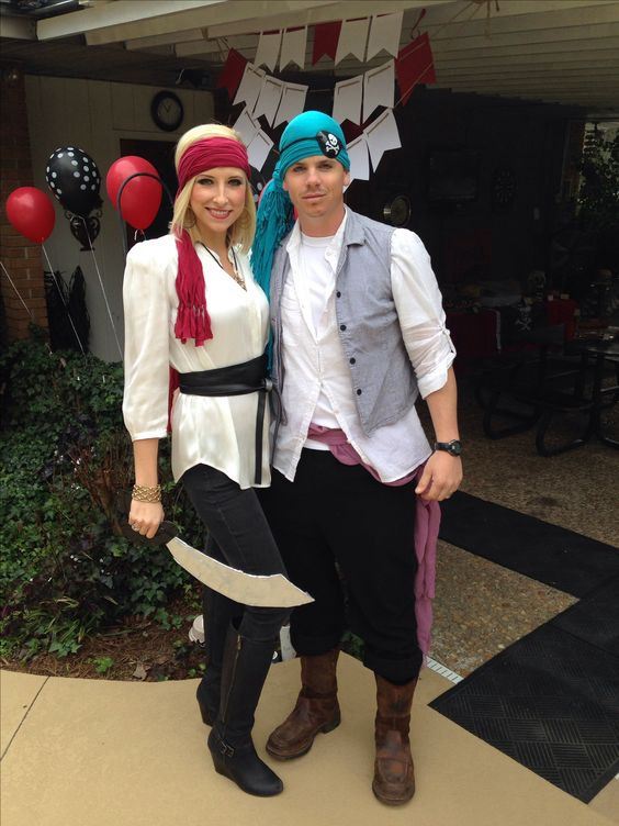 26. Couple Pirates Costume