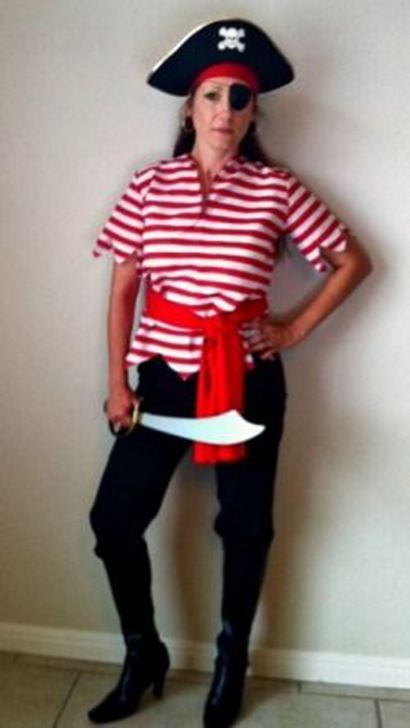 28. DIY Easy Ladies Pirate Costume